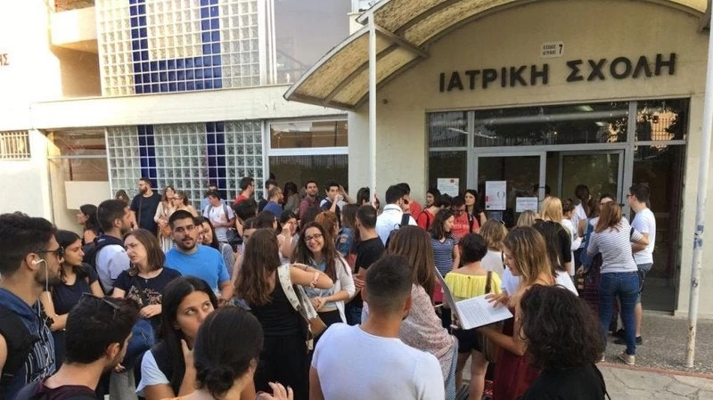 Εικόνες ντροπής στο ΑΠΘ: Τελειόφοιτοι της Ιατρικής με ψάθες και καρέκλες έξω από τη γραμματεία για μία θέση στην ειδικότητα